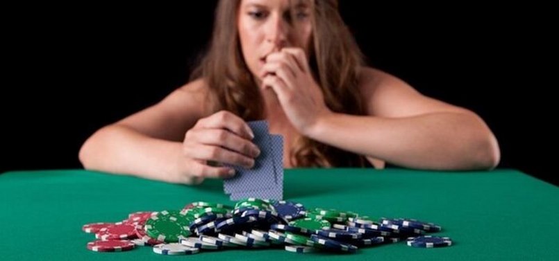 Bluff trong poker là gì và chơi trong tình huống nào?